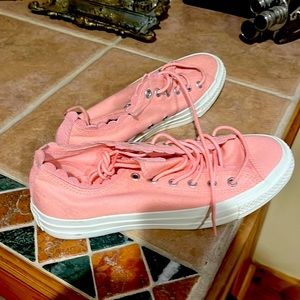 Pink size 8 like new converse sneakers